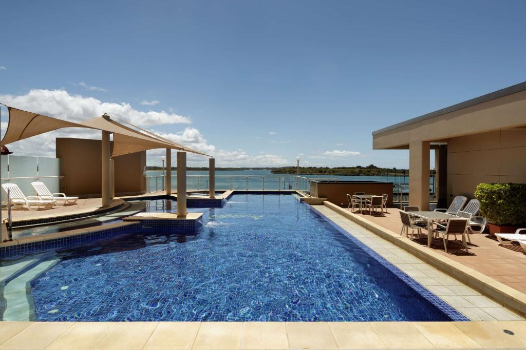 Bazén v ubytovaní Rydges Hotel Port Macquarie alebo v jeho blízkosti