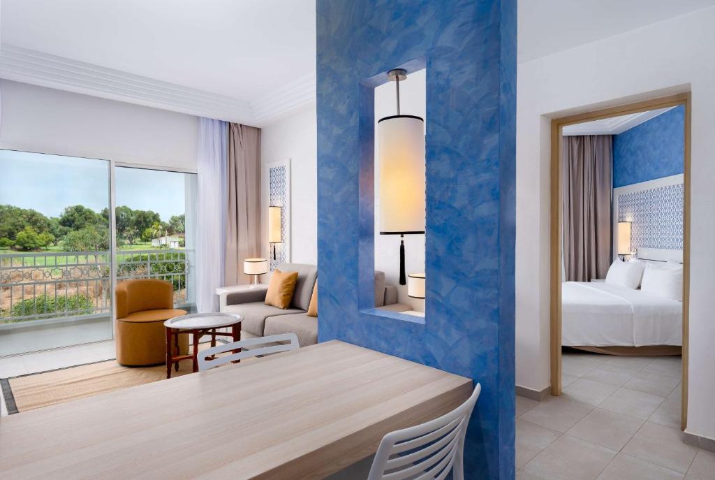 Postel nebo postele na pokoji v ubytování Radisson Blu Resort, Saidia Garden