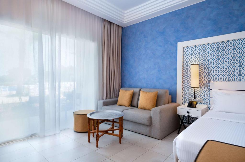 Postel nebo postele na pokoji v ubytování Radisson Blu Resort, Saidia Garden