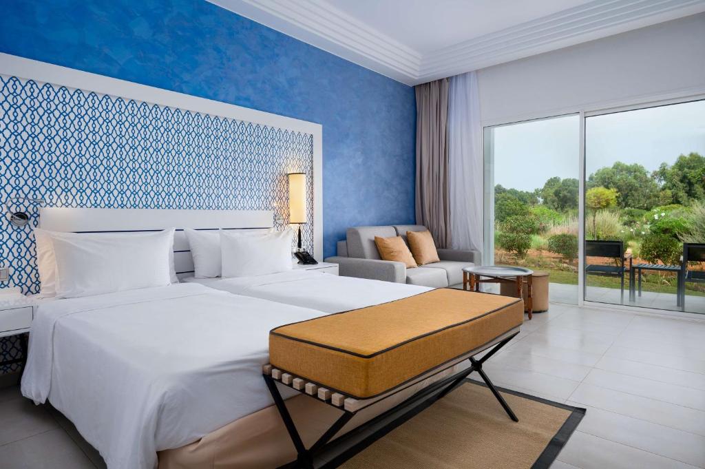 Postel nebo postele na pokoji v ubytování Radisson Blu Resort, Saidia Garden