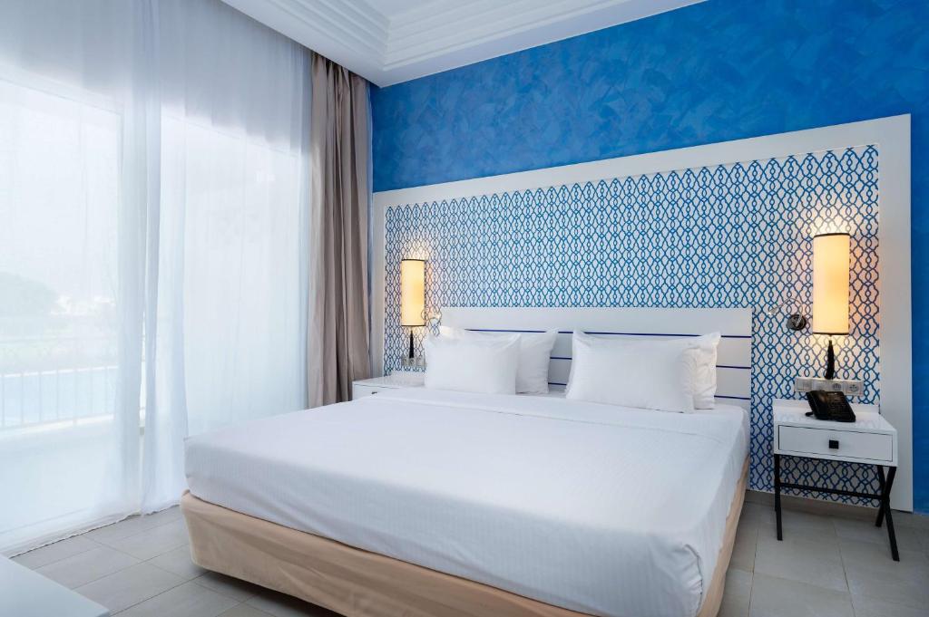 Postel nebo postele na pokoji v ubytování Radisson Blu Resort, Saidia Garden
