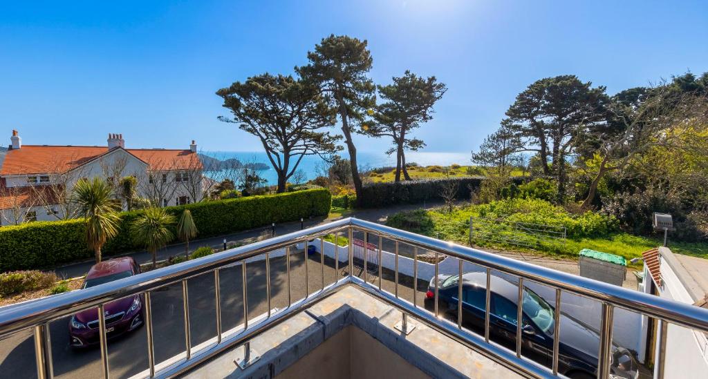 een balkon met uitzicht op een straat bij Saints Bay Hotel in St Martin Guernsey