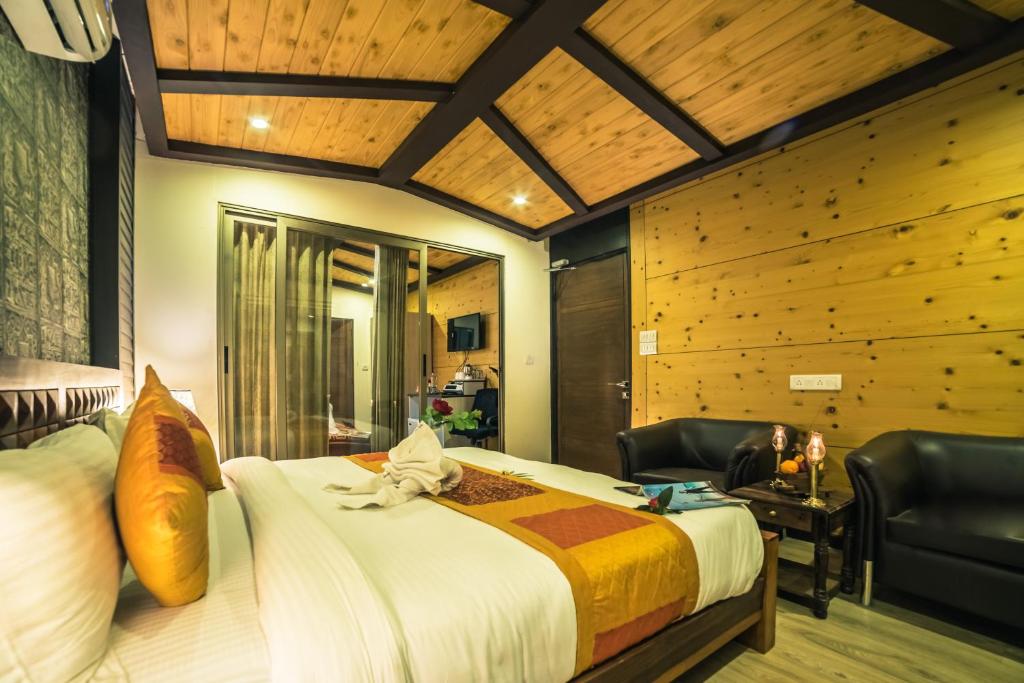 Postel nebo postele na pokoji v ubytování Bhavya Resort - Luxury Boutique Desert Camp