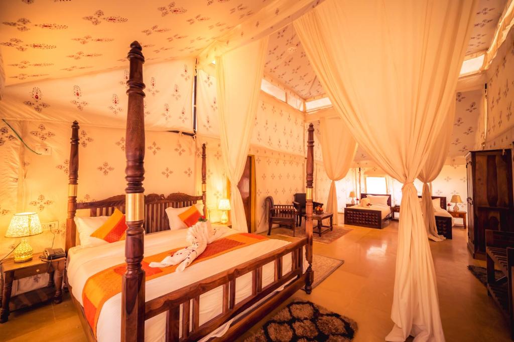Postel nebo postele na pokoji v ubytování Bhavya Resort - Luxury Boutique Desert Camp