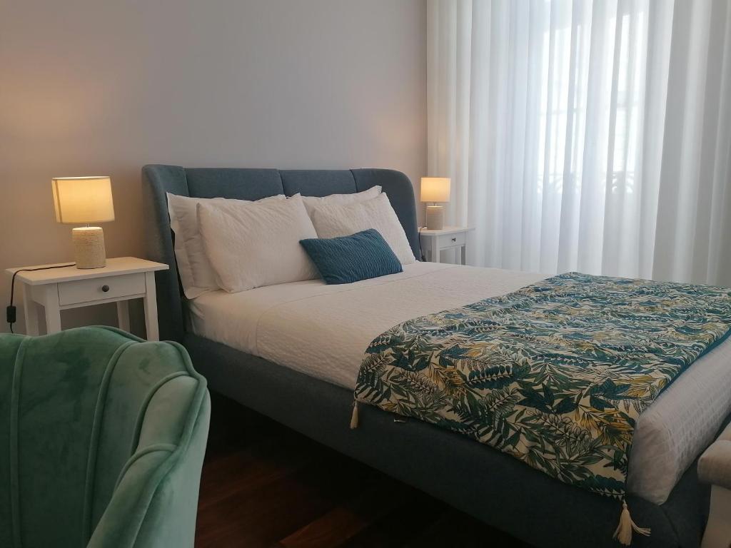 1 dormitorio con 1 cama, 2 mesas y una ventana en Cool Suites, en Oporto