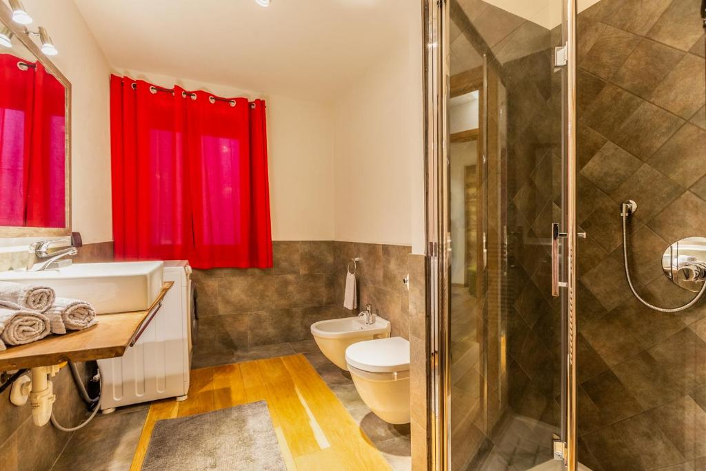 A bathroom at Maison La Louche - Courmayeur