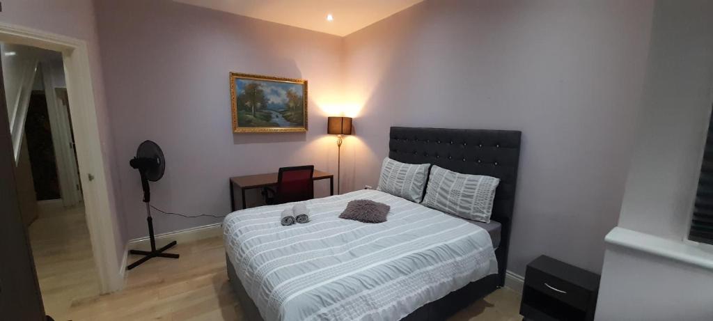 - une chambre avec un lit et une lampe dans l'établissement Fenia stay, à Londres