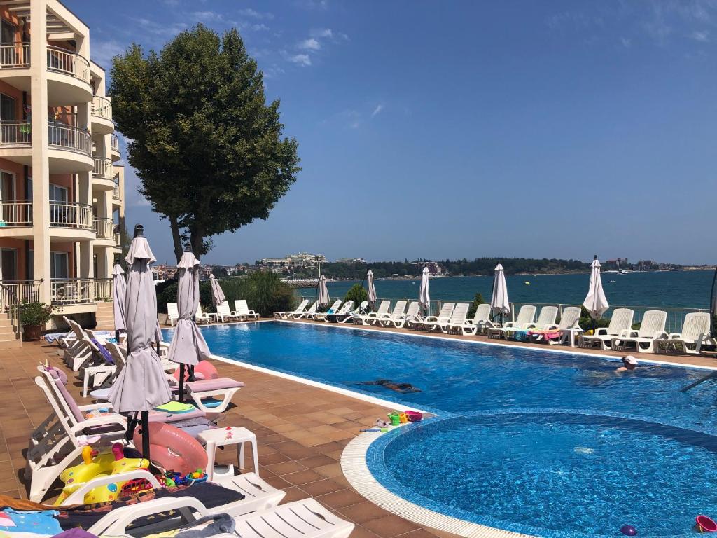 The swimming pool at or close to VP Bellevue