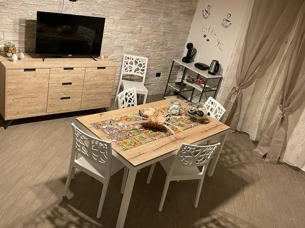 Televízia a/alebo spoločenská miestnosť v ubytovaní La Pietra di Giada