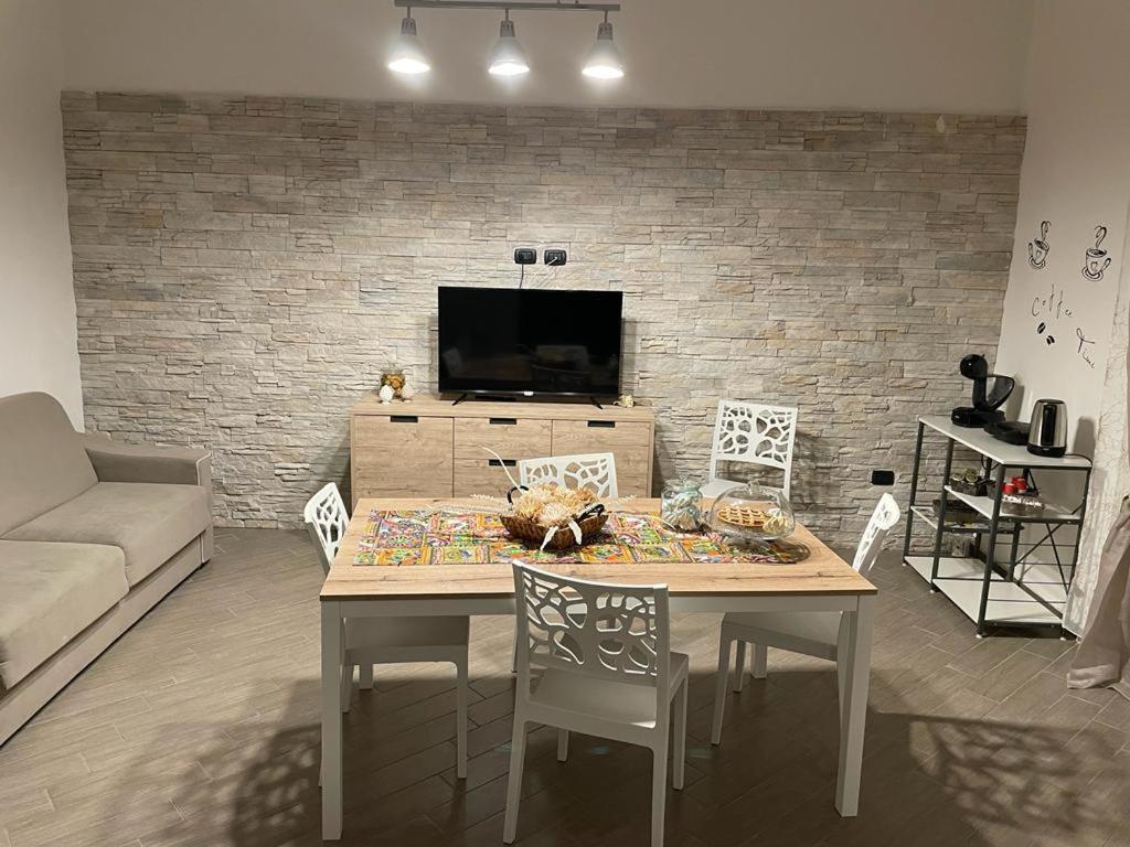 Televízia a/alebo spoločenská miestnosť v ubytovaní La Pietra di Giada