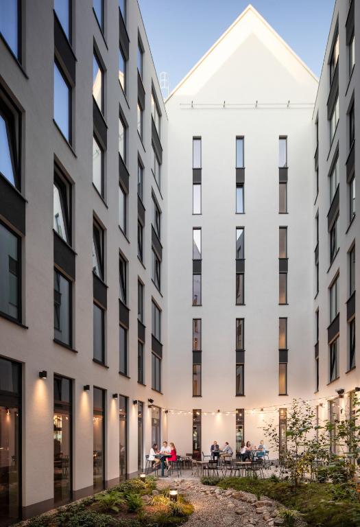 
Queen Standard Courtyard View
