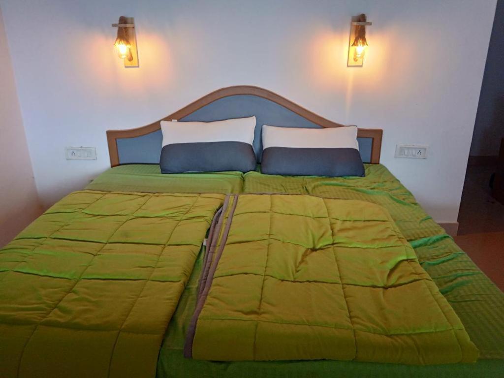Postel nebo postele na pokoji v ubytování The Nirvana Resort Munnar