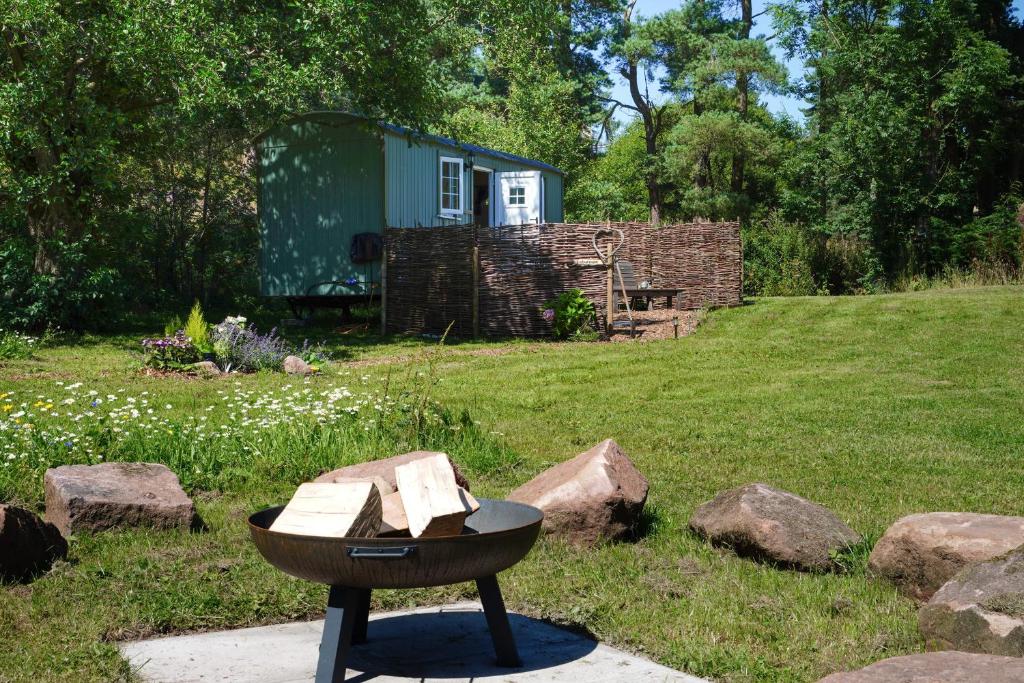Zahrada ubytování The Laburnum Retreat Shepherd Hut private hot Tub