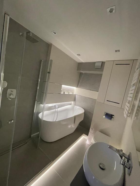 Koupelna v ubytování Apartament Centrum Bodzentyńska, centrum Rynek, bezpłatny parking