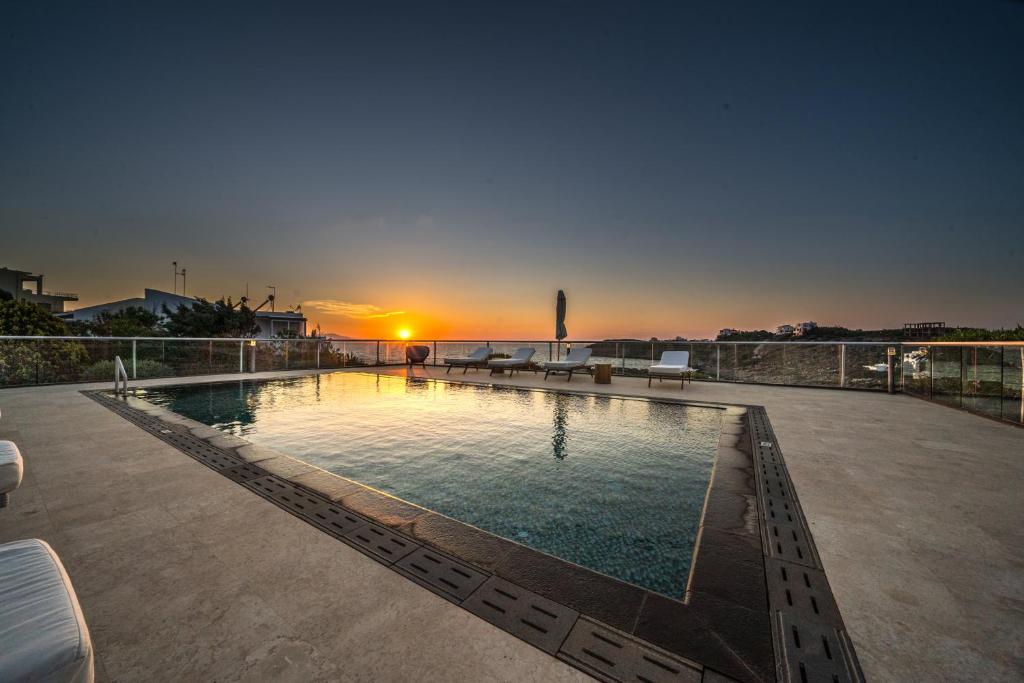 Πισίνα στο ή κοντά στο Villa Poseidon One - Sunset & Sea Front Villa