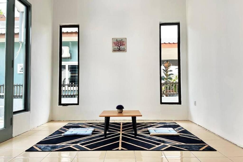- une table sur un tapis dans une chambre avec des miroirs dans l'établissement Inderaloka Villa 23A Free Parking, à Shah Alam