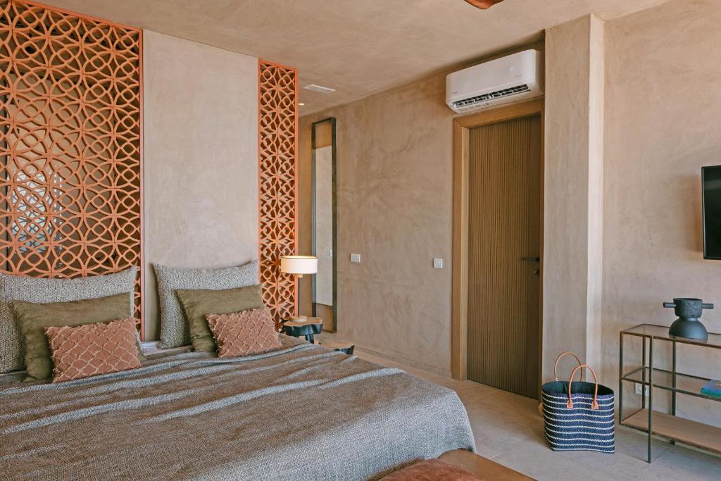 Postel nebo postele na pokoji v ubytování Altera cave villas