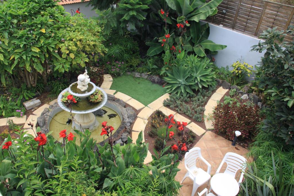 an aerial view of a garden with a fountain and flowers at Chalet Heliconia in Santa Cruz de Tenerife