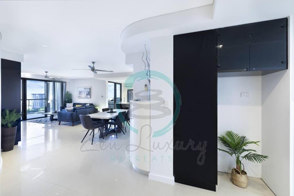 Zona d'estar a ZEN AT ARKABA 3BR Luxury Waterfront Apt Pool + BBQ