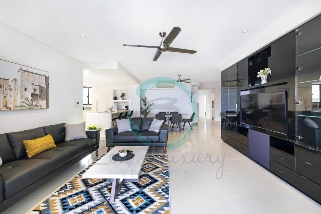 Televisor o centre d'entreteniment de ZEN AT ARKABA 3BR Luxury Waterfront Apt Pool + BBQ