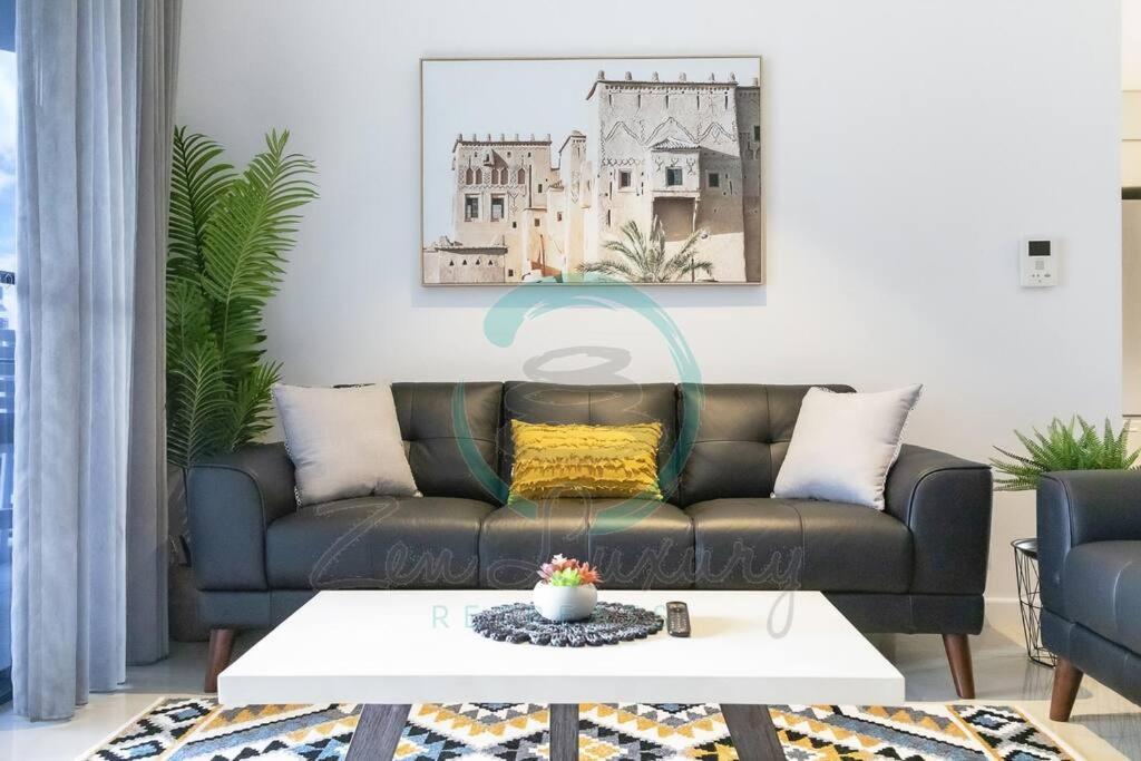 Zona d'estar a ZEN AT ARKABA 3BR Luxury Waterfront Apt Pool + BBQ
