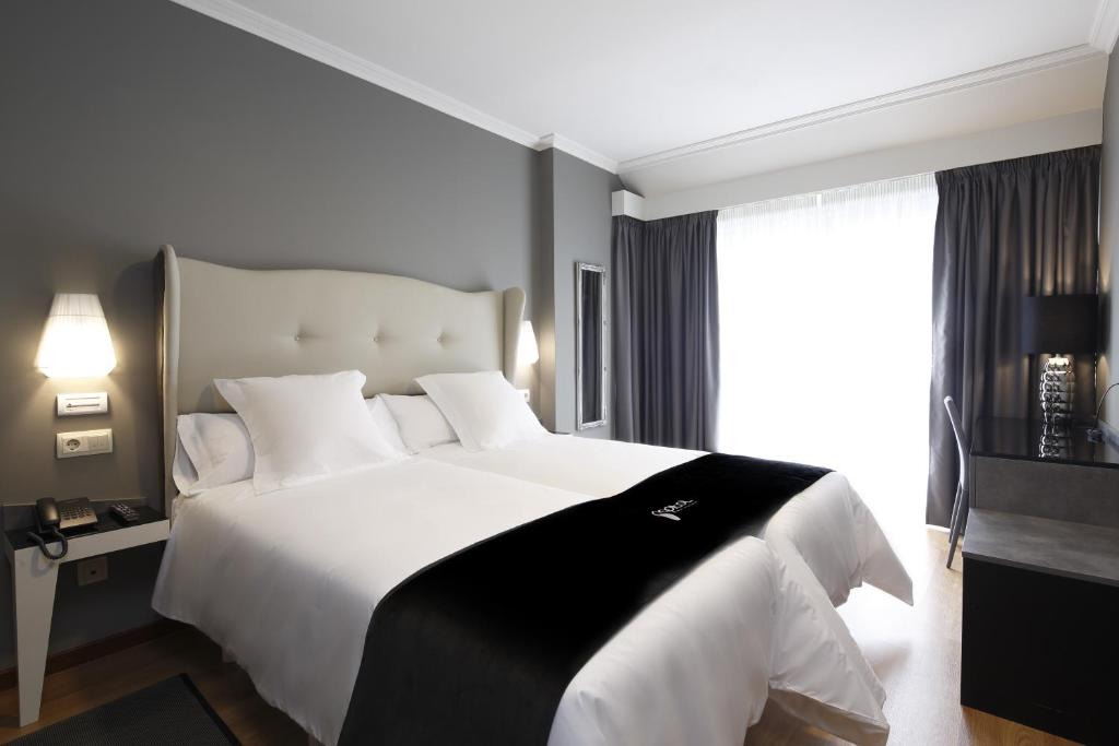 A bed or beds in a room at Capitol Boutique Hotel