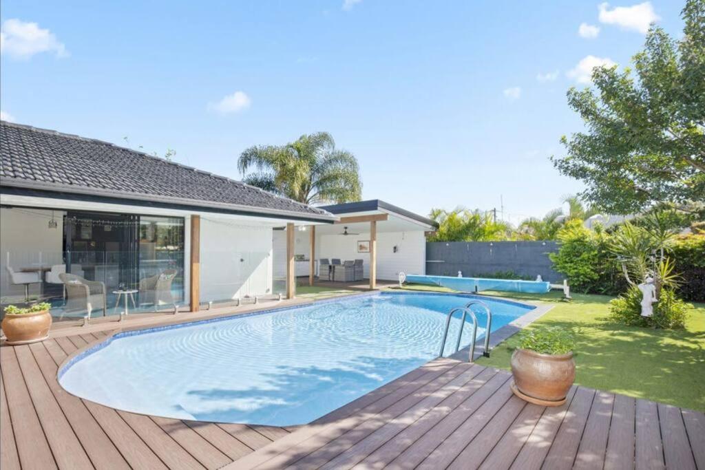 una piscina en una terraza junto a una casa en Ultra Modern & Relaxing Inner City 4bed House - with a Private Pool - 10mins walk to Beach en Gold Coast