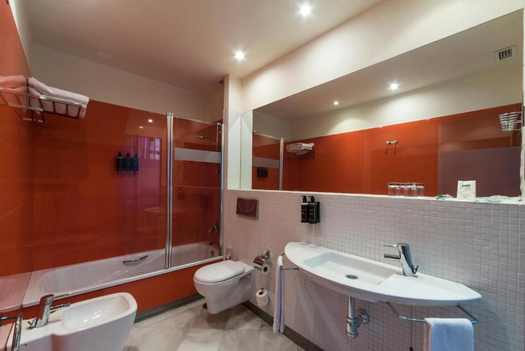 a bathroom with a sink and a toilet and a shower at Hotel Palacio Marqués de Arizón in Sanlúcar de Barrameda