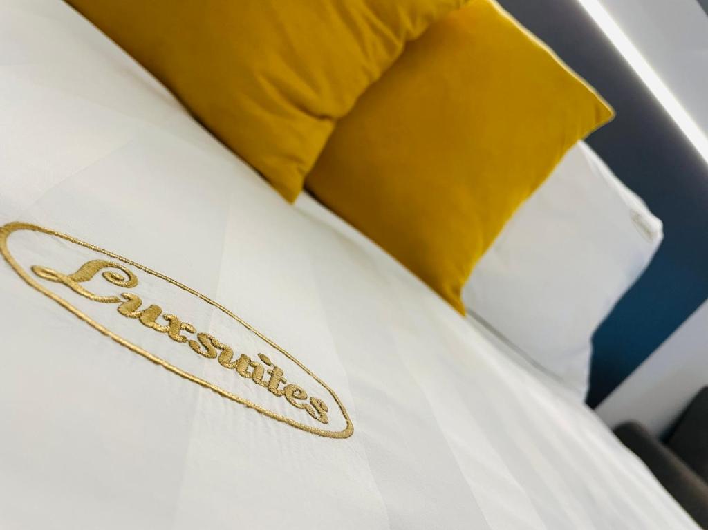 Postel nebo postele na pokoji v ubytování LUXSUITES