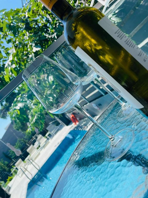 Bazén v ubytování LUXSUITES nebo v jeho okolí