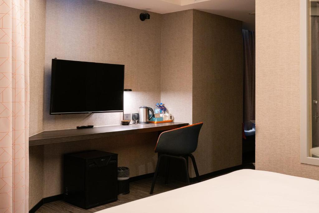 TV a/nebo společenská místnost v ubytování Holiday Inn Express Kaohsiung Love River by IHG