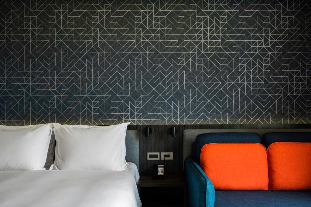 Postel nebo postele na pokoji v ubytování Holiday Inn Express Kaohsiung Love River by IHG