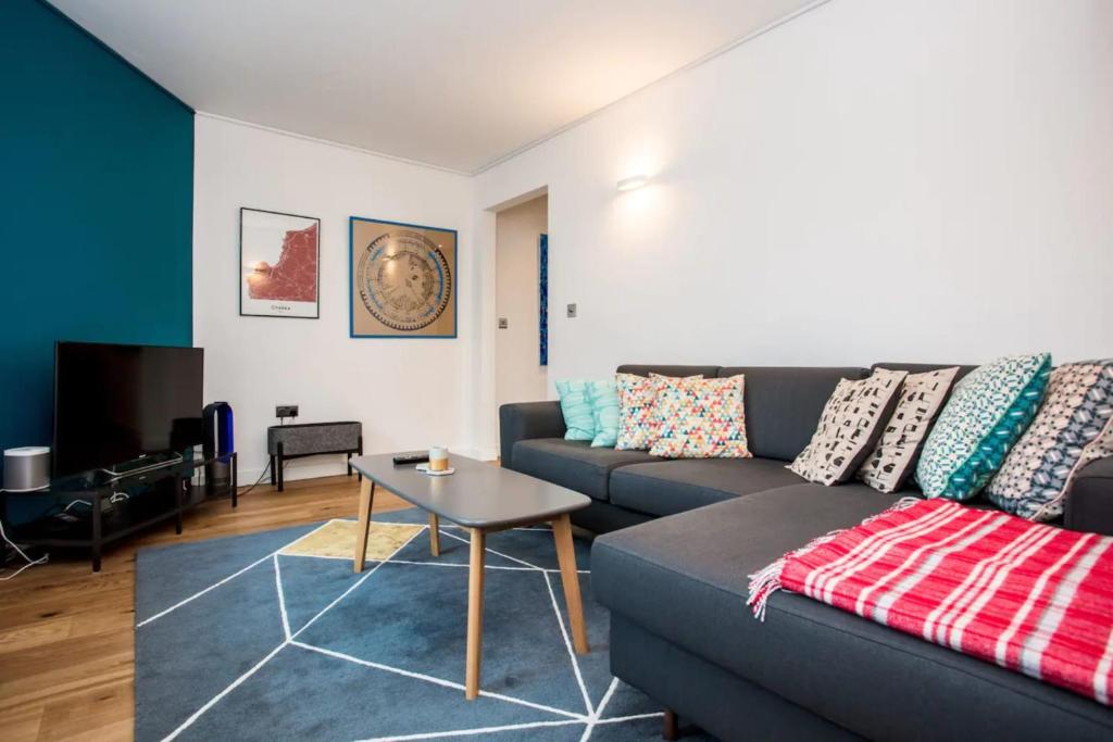a living room with a couch and a table at Stunning 1 Bedroom Apartment nearby Borough Market in London