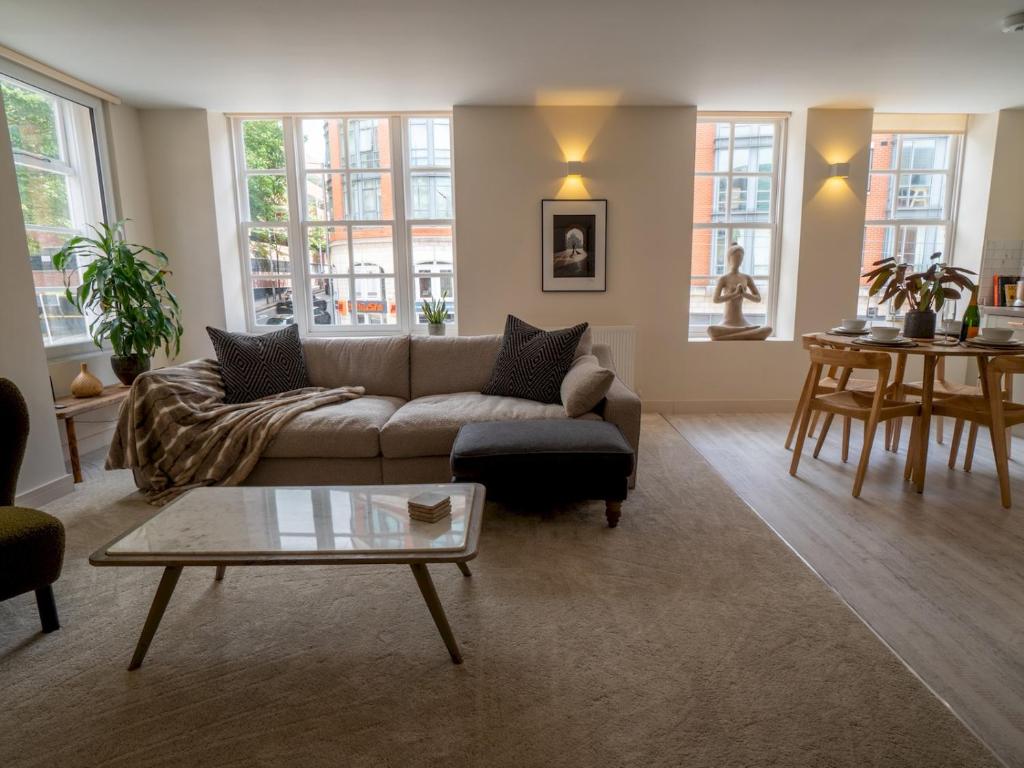 ein Wohnzimmer mit einem Sofa und einem Tisch in der Unterkunft Pass the Keys Luxury 2 bed apartment in Nottingham city centre in Nottingham