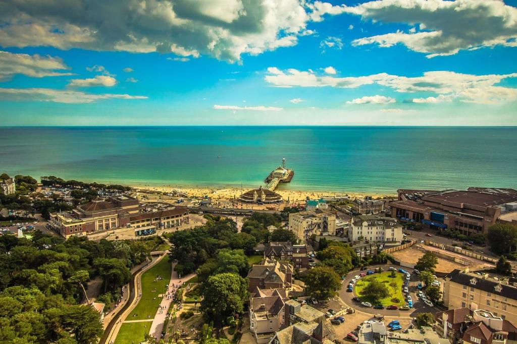 an aerial view of a city and the ocean at Cosy Beachfront Bournemouth 3-Bedroom 3-Bathroom Free Parking Free WiFi in Bournemouth