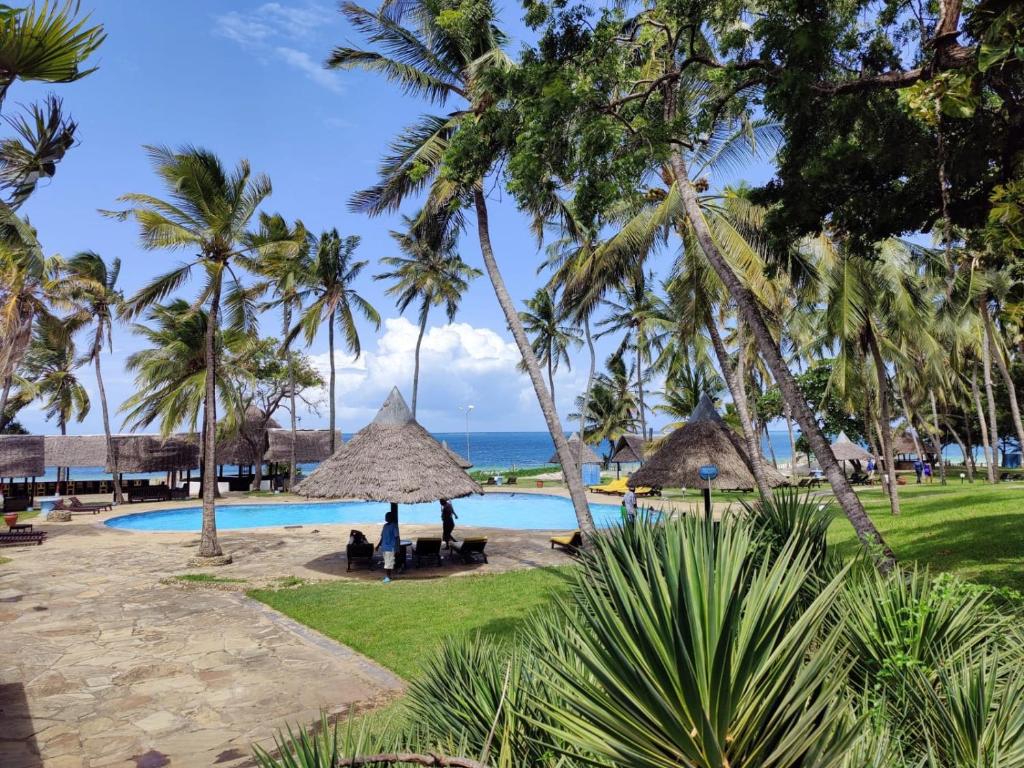 vista sulla piscina e sull'oceano dal resort di Muthu Nyali Beach Hotel & Spa, Nyali, Mombasa a Mombasa