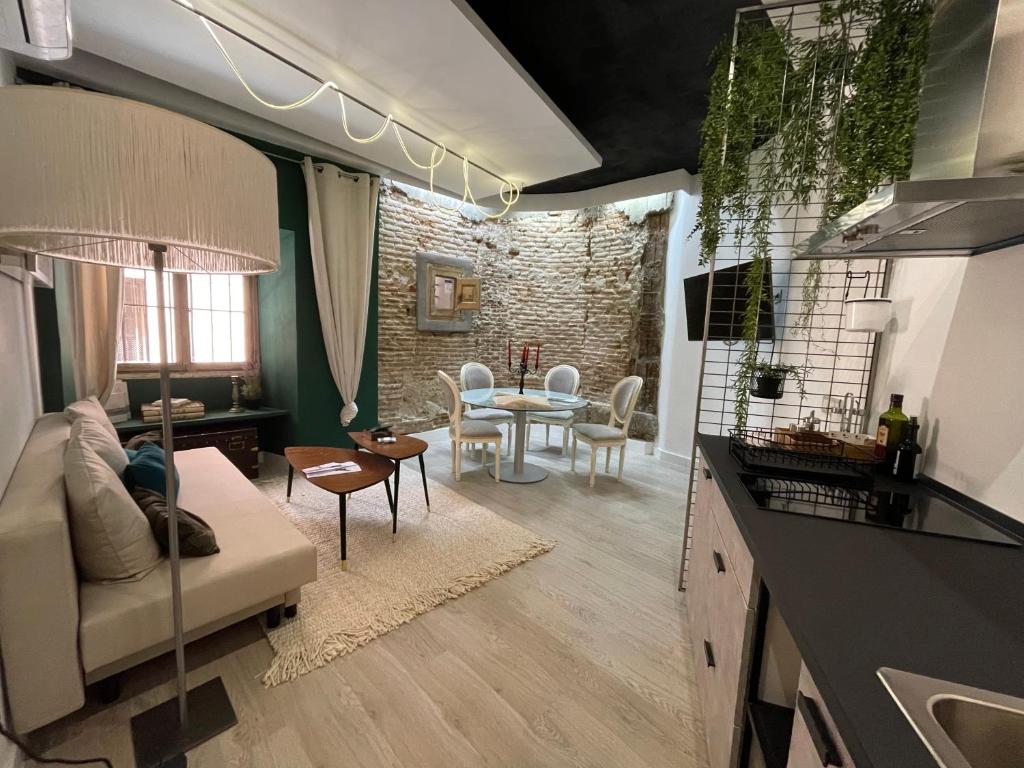 salon z kanapą i stołem w obiekcie ApARTment Madrid w Madrycie