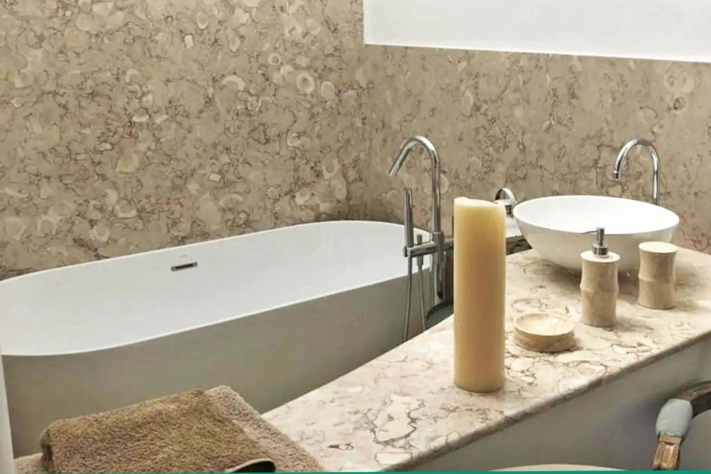 łazienka z wanną i umywalką w obiekcie Villa Marga w mieście Costa Calma