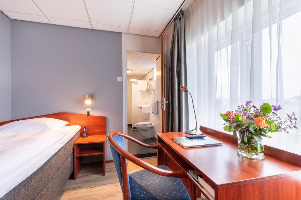 Postel nebo postele na pokoji v ubytování Two Brothers Hotel Astoria