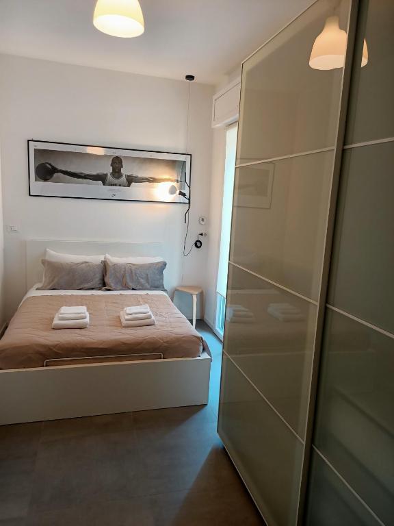 sypialnia z łóżkiem i lustrem na ścianie w obiekcie Bologna House Residence w Bolonii