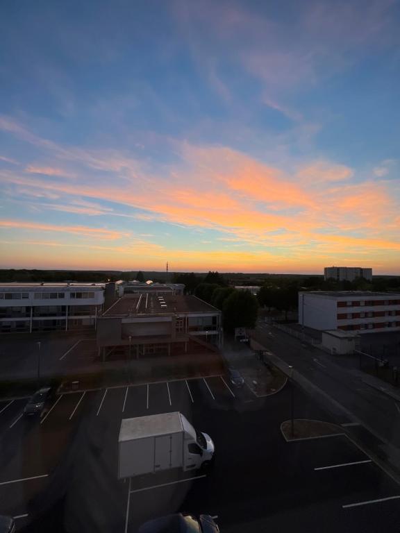 Východ nebo západ slunce při pohledu z hotelu nebo okolí