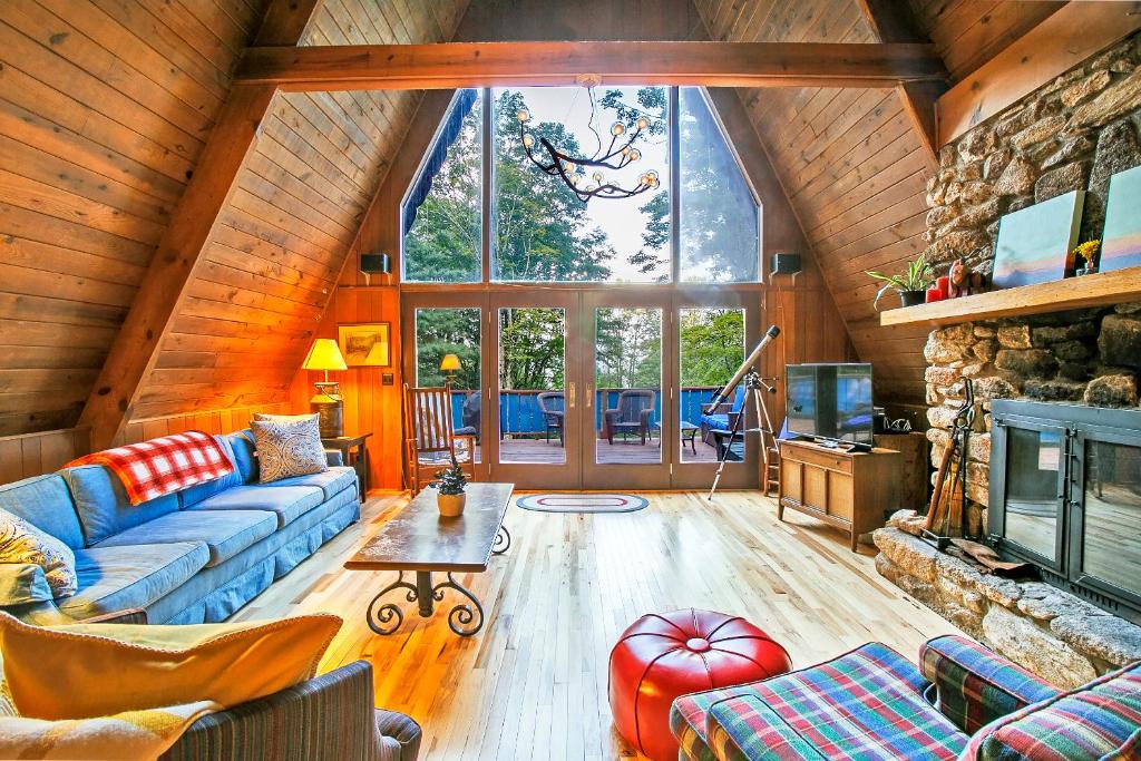 Cabaña con sala de estar con sofá y TV. en Enjoy The Peaceful Mountain Air- Hikeexplore! en Swiss