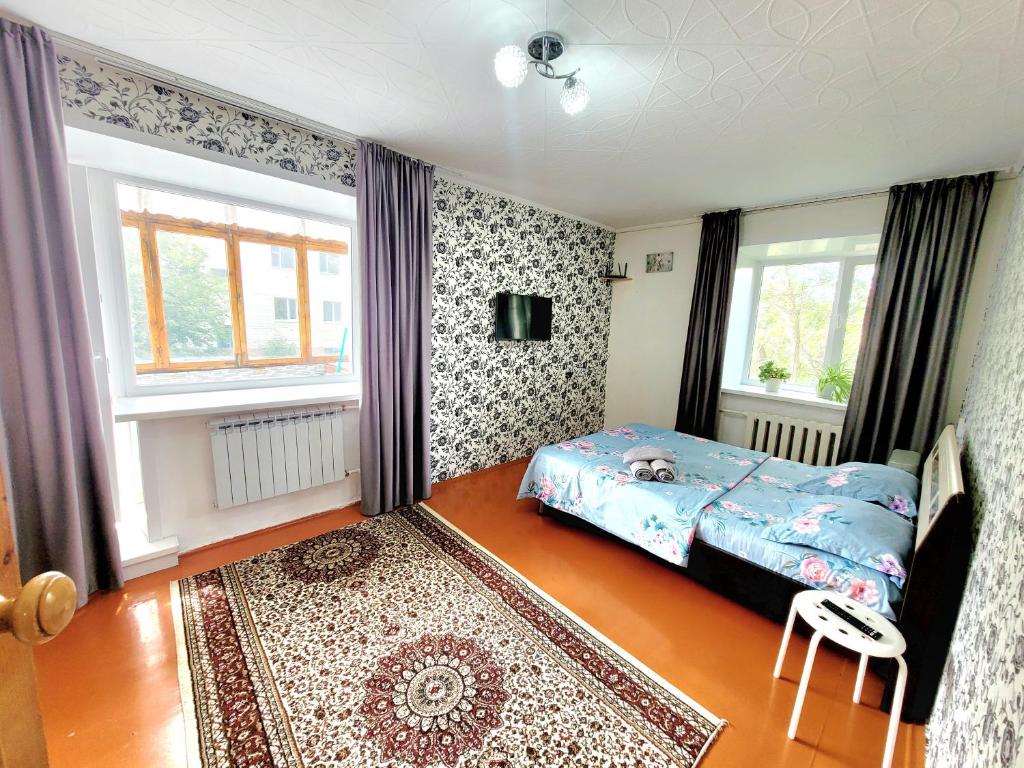 Un dormitorio con una cama con un perro. en 1 комн. Апартаменты на Назарбаева 72, en Kokshetau