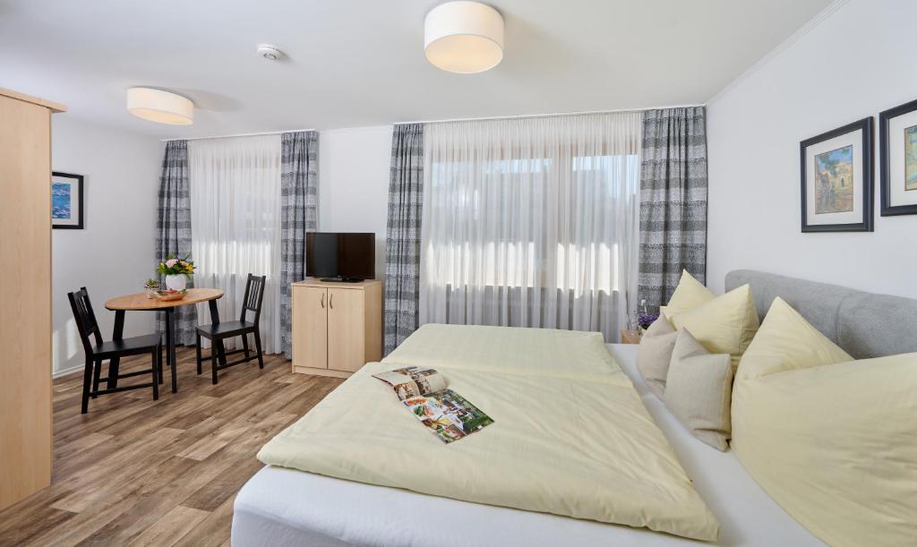 Hotel Restaurant Zum Goldenen Anker mit Hallenbad & Wellnessbereich - Standard Double Room With Street View