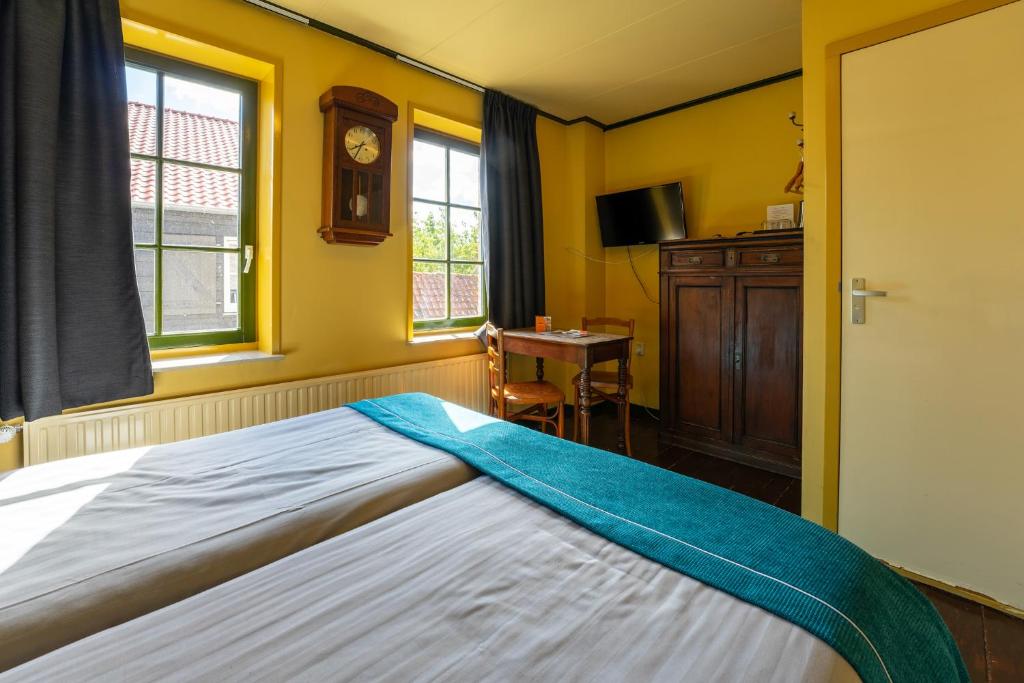 Ein Bett oder Betten in einem Zimmer der Unterkunft Hotel Groede
