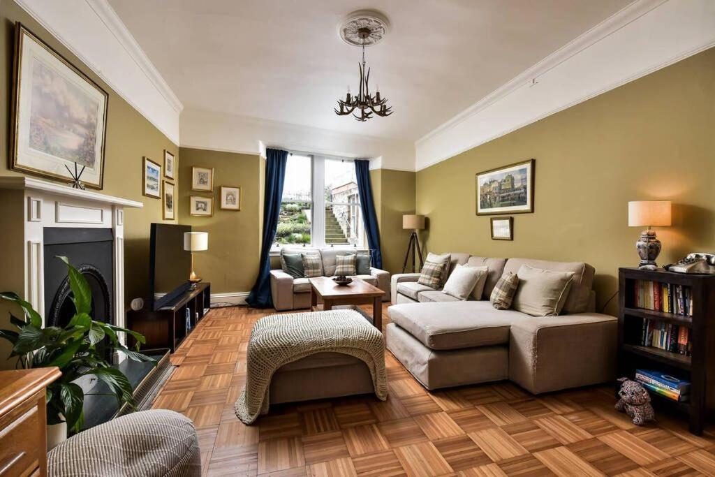 ein Wohnzimmer mit einem Sofa und einem Tisch in der Unterkunft 8b Howard Place in St Andrews