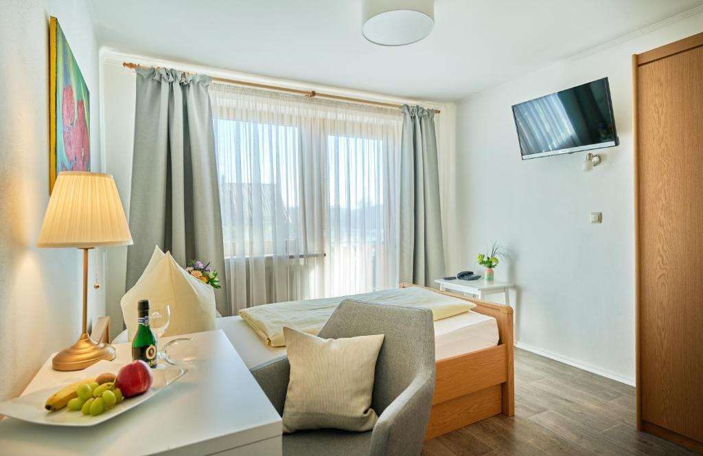 Hotel Restaurant Zum Goldenen Anker mit Hallenbad & Wellnessbereich - Comfort Single Room With Balcony