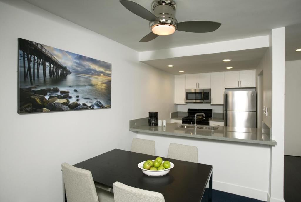 Oceanside Marina Suites - A Waterfront Hotel - Suite De Premier Plan D'une Chambre