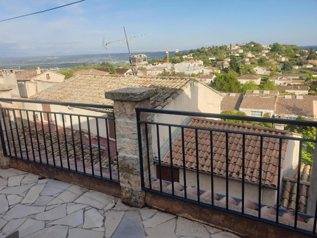 un balcon avec vue sur une ville dans l'établissement Maison de village de 98 m2 typiquement provençale, à Pierrevert