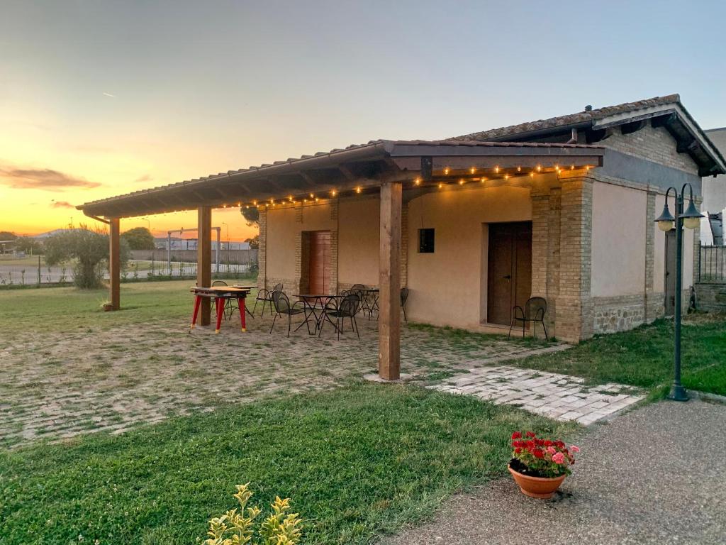 a building with a patio with a table and lights at Alba su Assisi in Petrignano